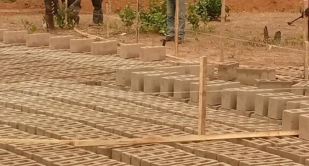 Doneeractie stenen en cement gestart